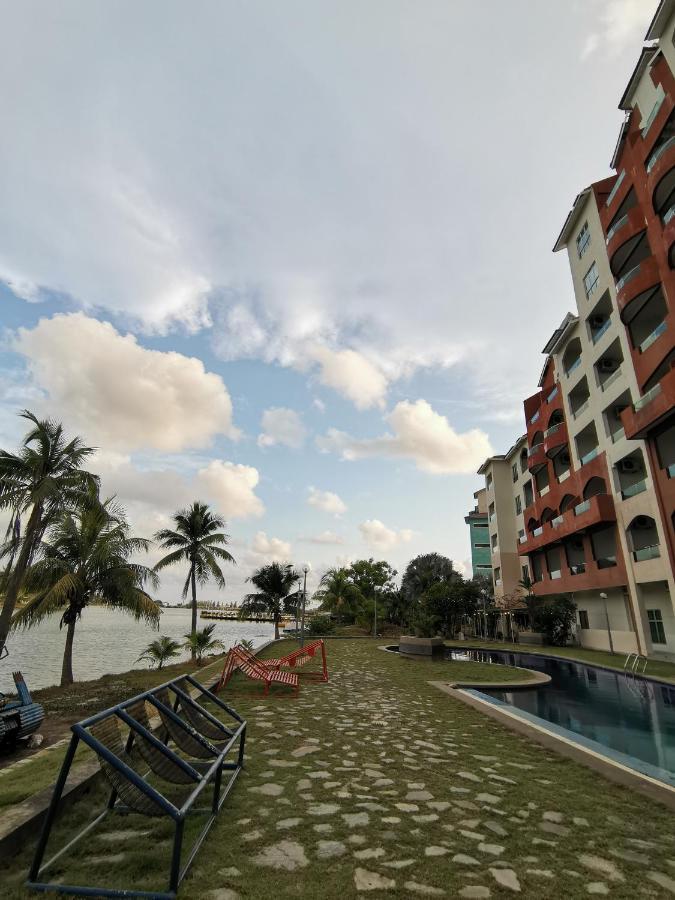 Spacious & Homey Apartment At Marina Island By Jomy Homestay Lumut Exterior foto