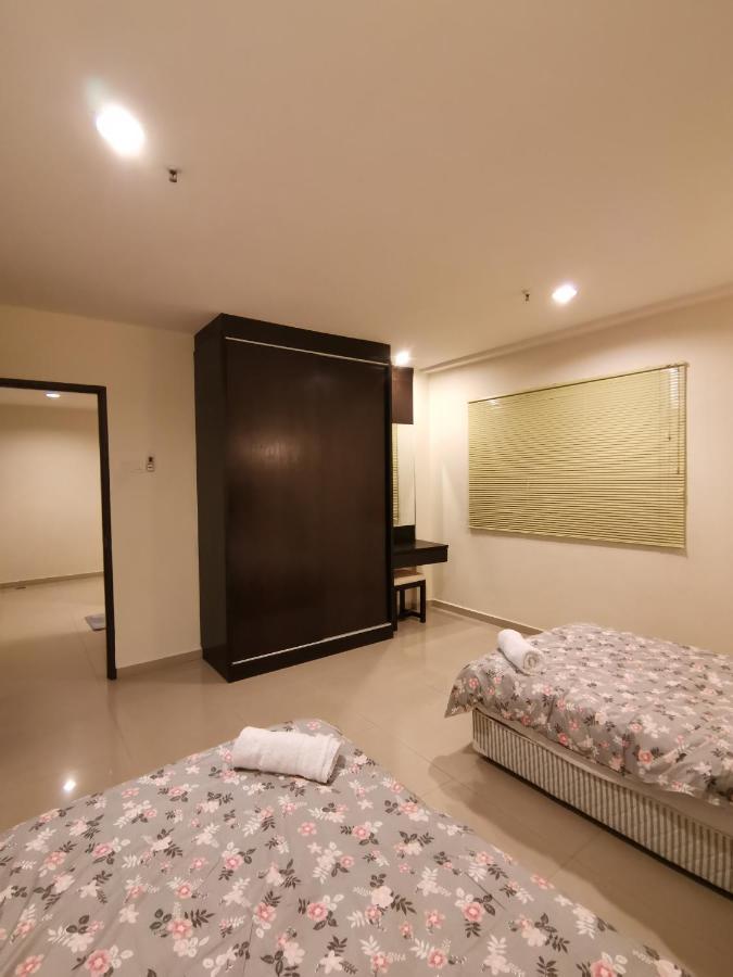 Spacious & Homey Apartment At Marina Island By Jomy Homestay Lumut Exterior foto