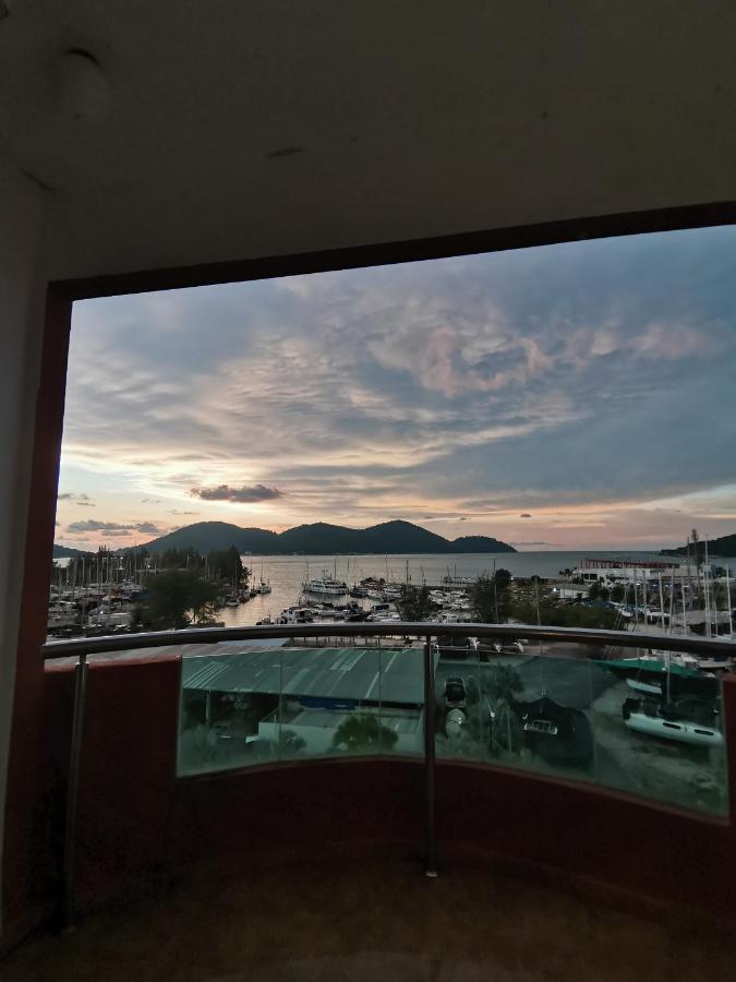 Spacious & Homey Apartment At Marina Island By Jomy Homestay Lumut Exterior foto